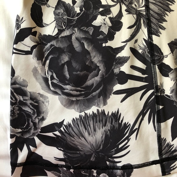 Lululemon aria tank in brisk bloom black/white - Picture 11 of 13